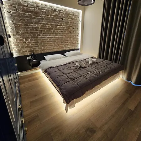 Myslym Shyri Street With Balcony * تيرانا