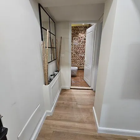 Myslym Shyri Street With Balcony * 地拉那