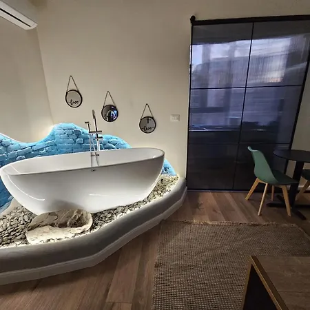 Myslym Shyri Street With Balcony 地拉那